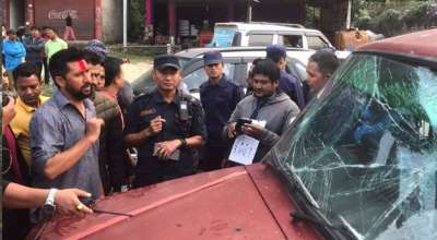 रविको गाडीमाथि तोडफोड