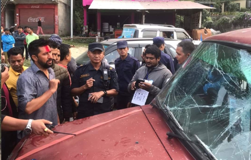 रविको गाडीमाथि तोडफोड