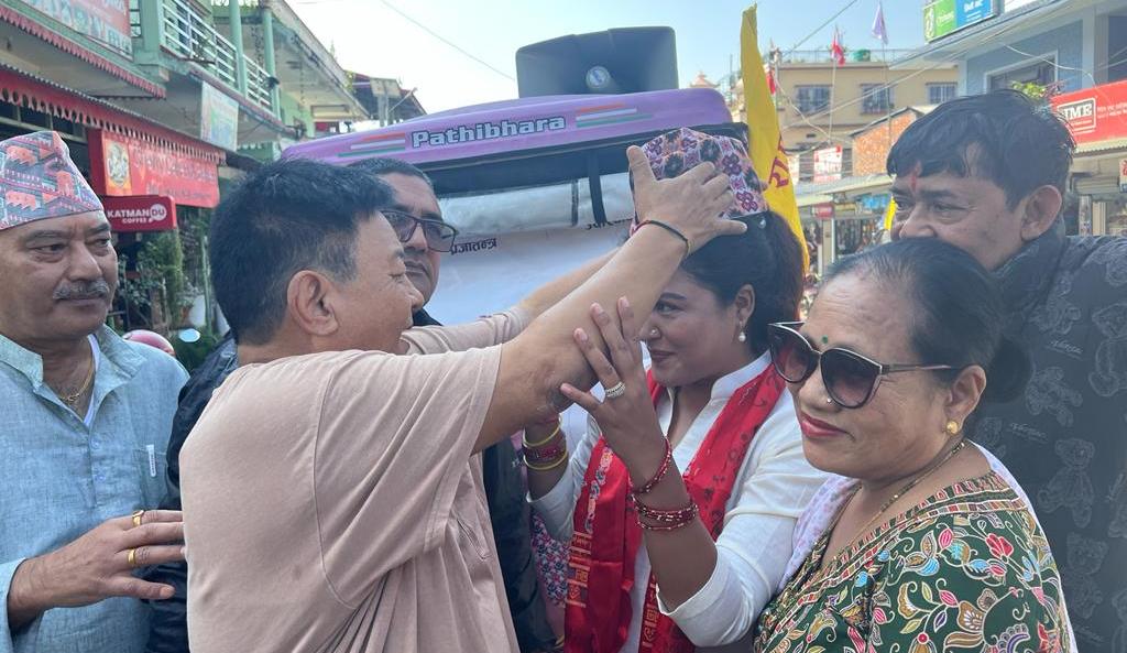 रेखाको शिरमा ढाका टोपी