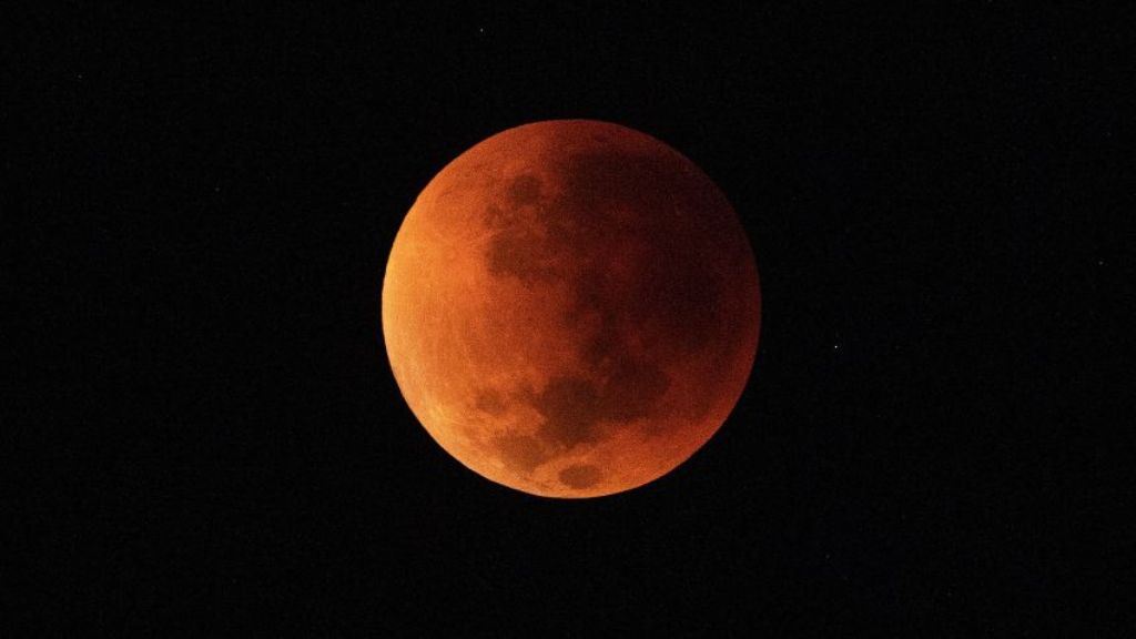 ग्रस्तोदित खग्रास चन्द्रग्रहण