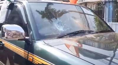 गाडी तोडफोड