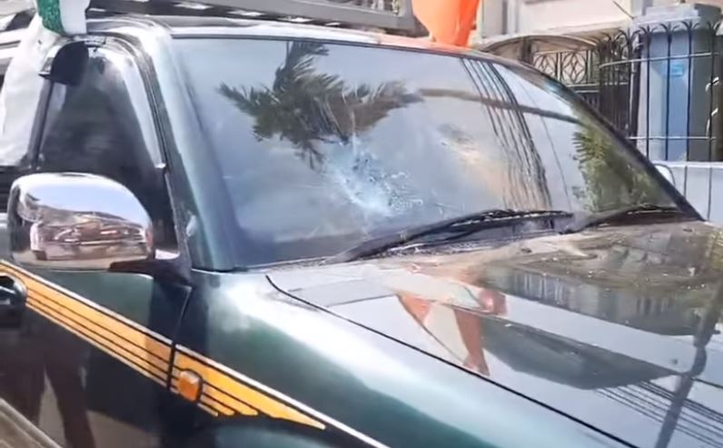 गाडी तोडफोड