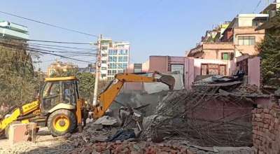 महानगरले चलायो डोजर