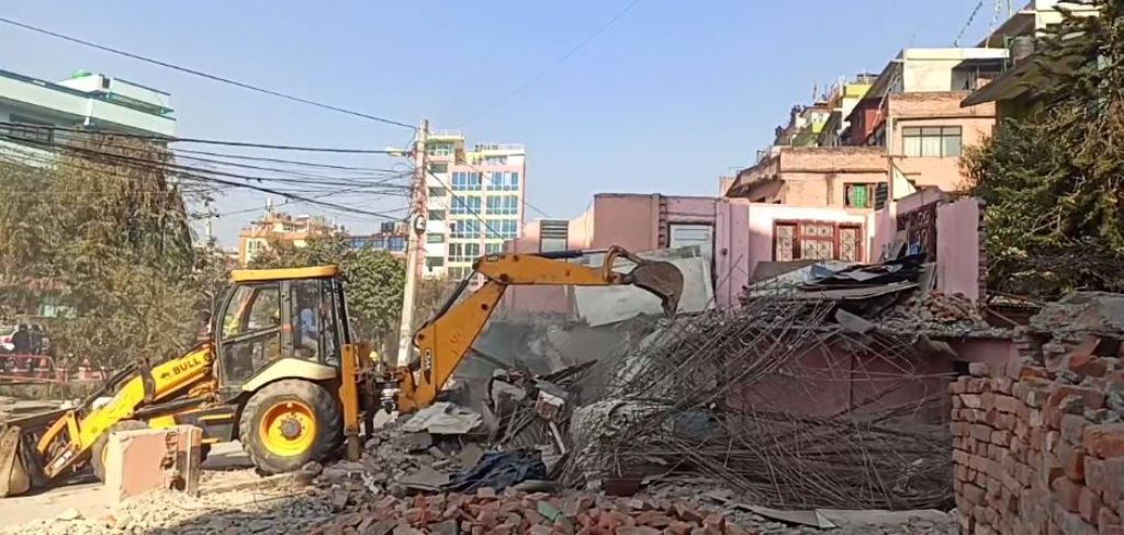 महानगरले चलायो डोजर