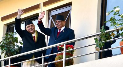 बालकोटको बार्दलीबाट हात हल्लाउँदै ओली–प्रचण्ड