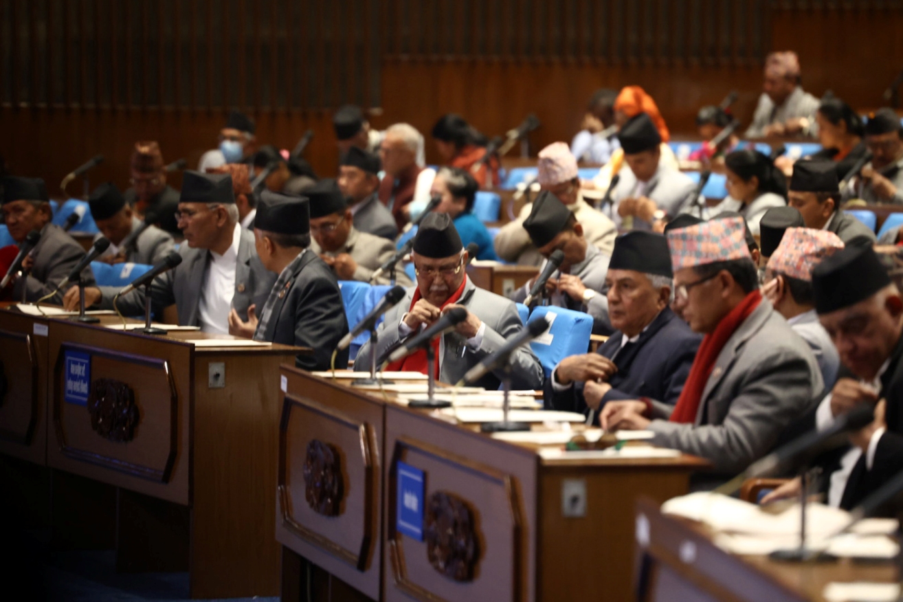 सांसदहरुले लिए शपथ