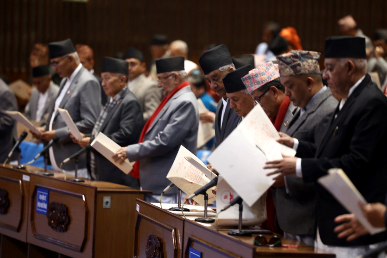 सांसदहरुले लिए शपथ