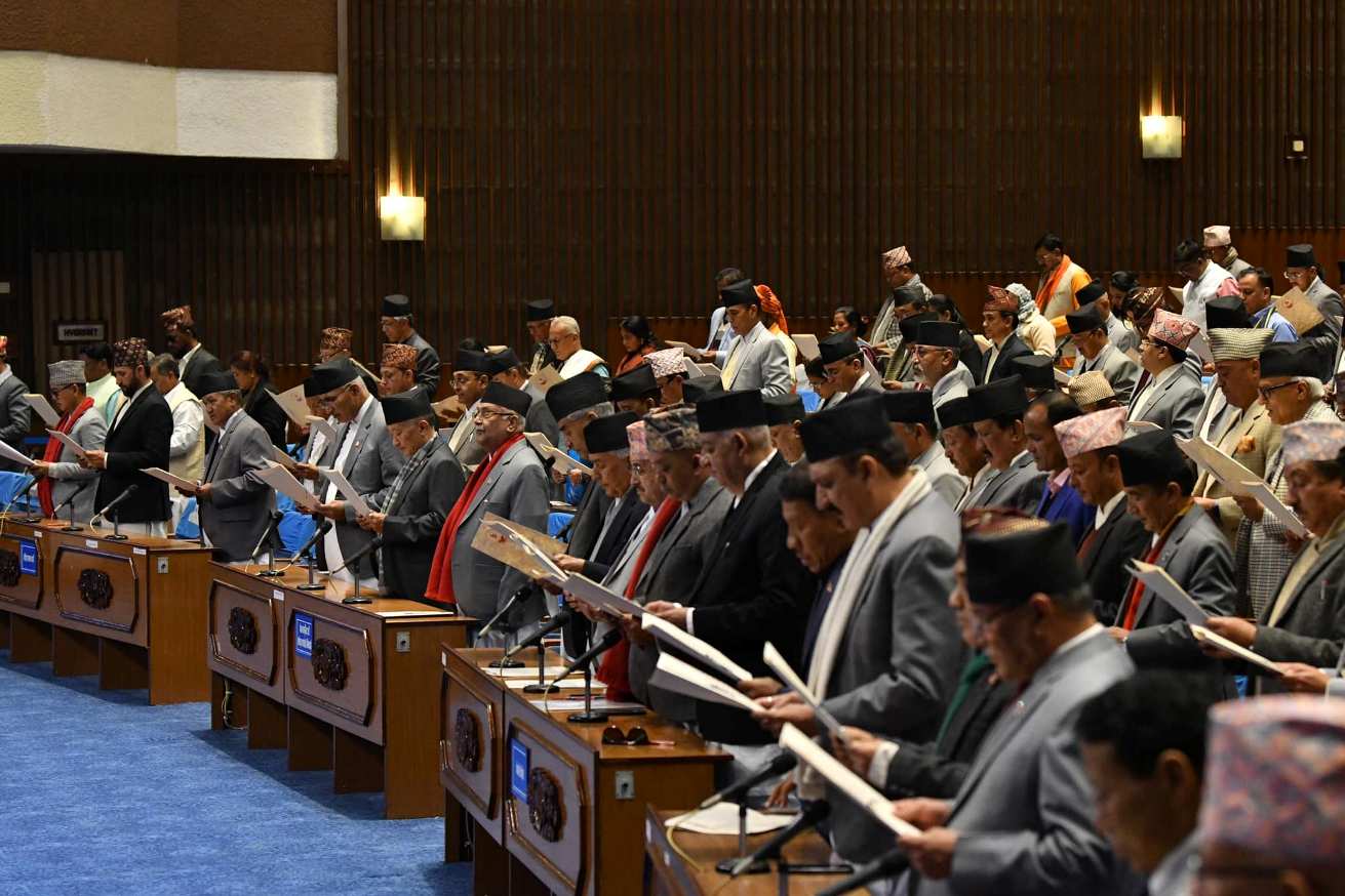 सांसदहरुले लिए शपथ