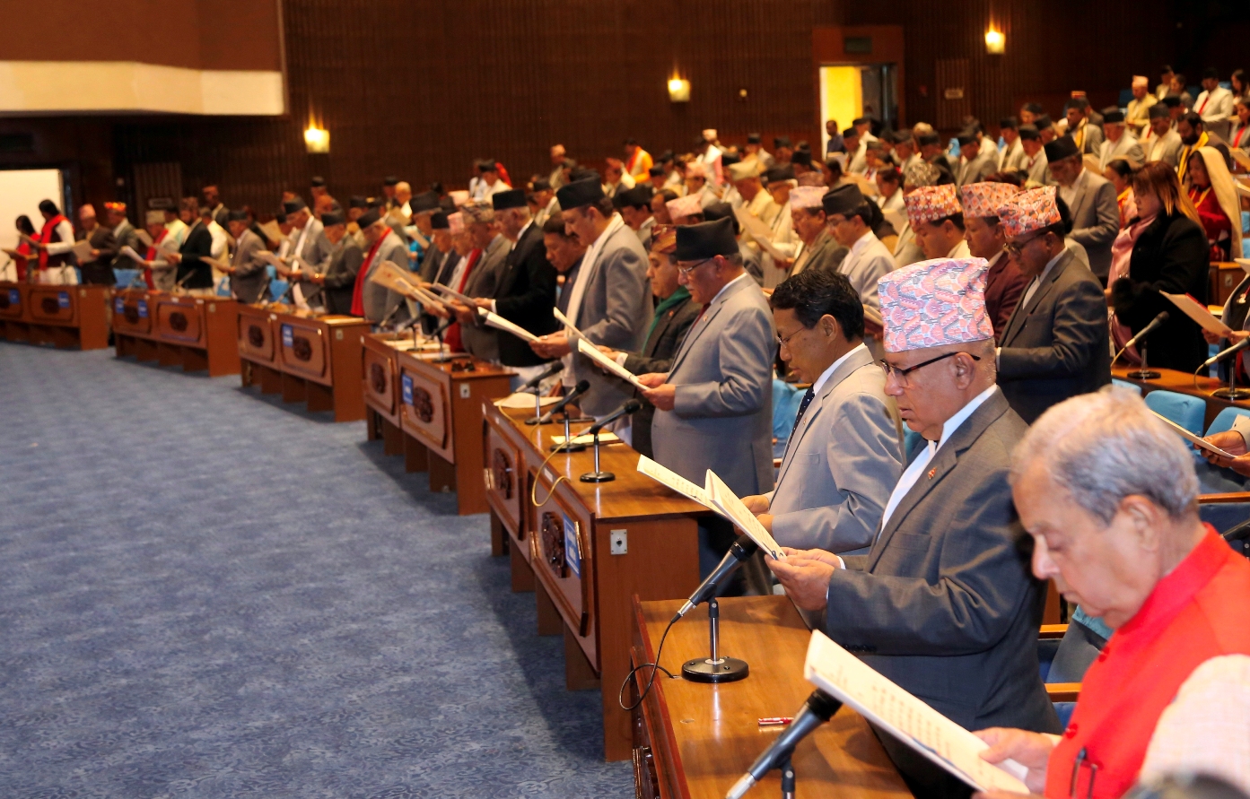 नवनिर्वाचित सांसदहरु शपथ