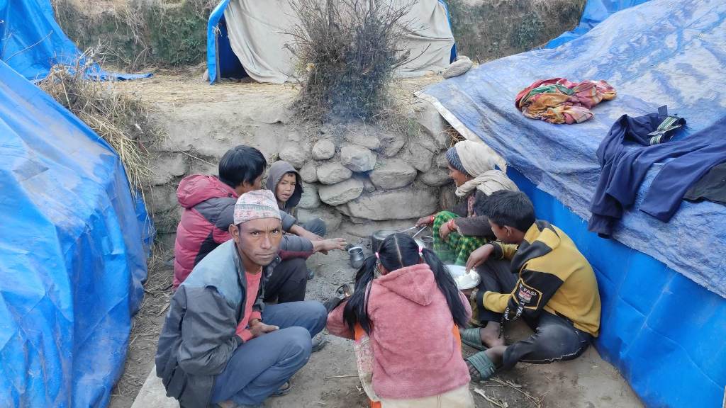 पहिराबाट बिस्थापित