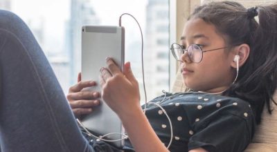 बालबालिका मोवाइलमा व्यस्त