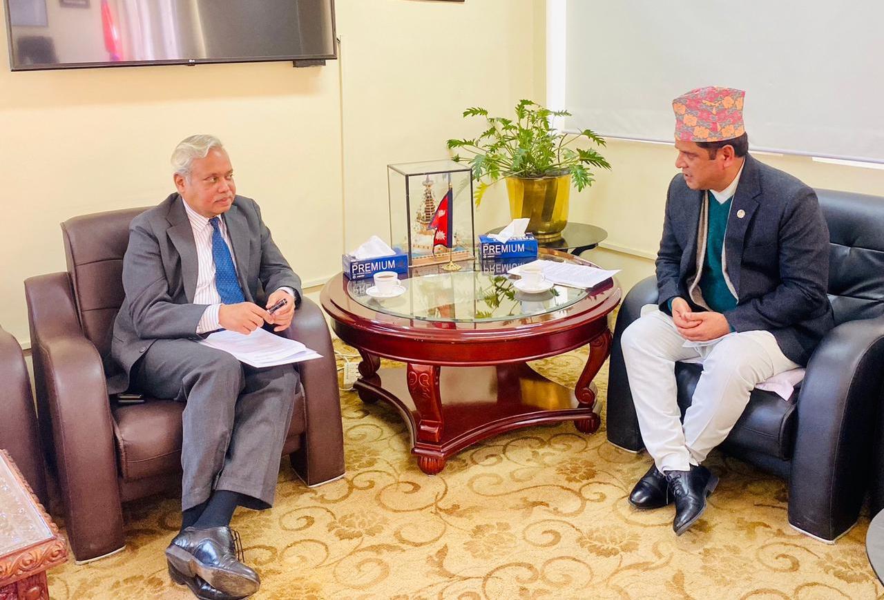 दामोदर भण्डारी र नवीन श्रीवास्तव