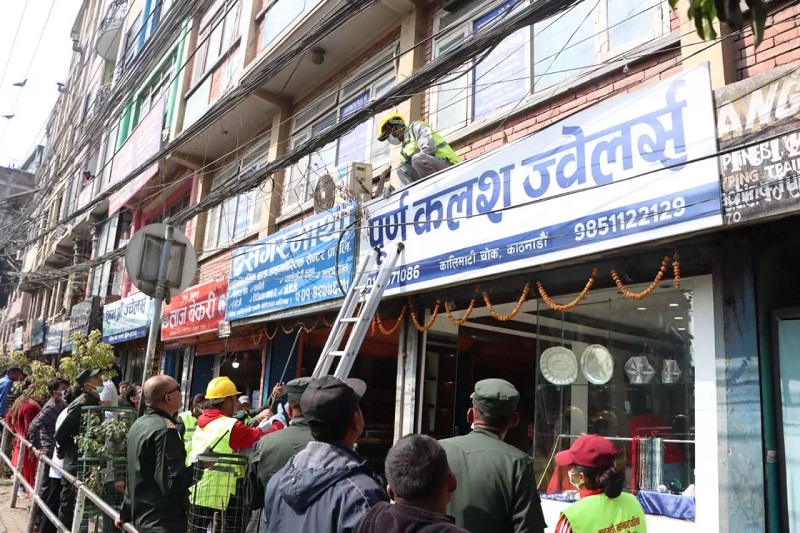 ९ हजार होर्डिङ बोर्ड
