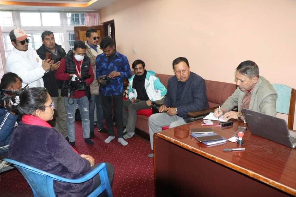 पूर्वमन्त्री बस्नेतले स्व. प्रेमप्रसाद आचार्यको छोराछोरीलाई पढाइदिने