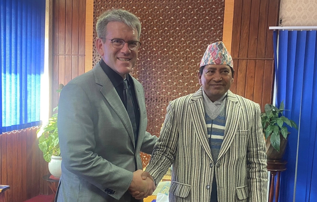 नारायणकाजी श्रेष्ठ र डिन आर थम्पसन