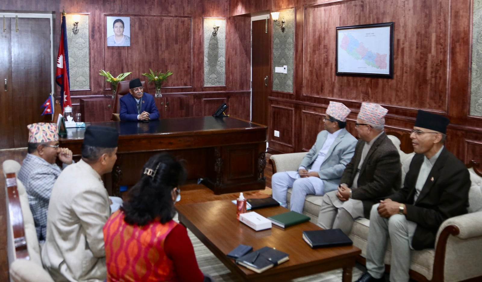 प्रधानमन्त्री प्रचण्ड र अख्तियार दुरुपयोग अनुसन्धान आयोगका पदाधिकारी