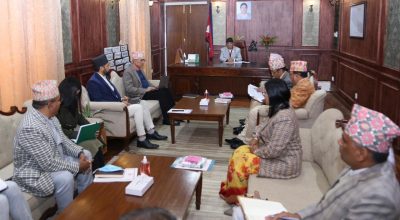 निर्वाचन आयोगका पदाधिकारीसंग प्रचण्डको छलफल