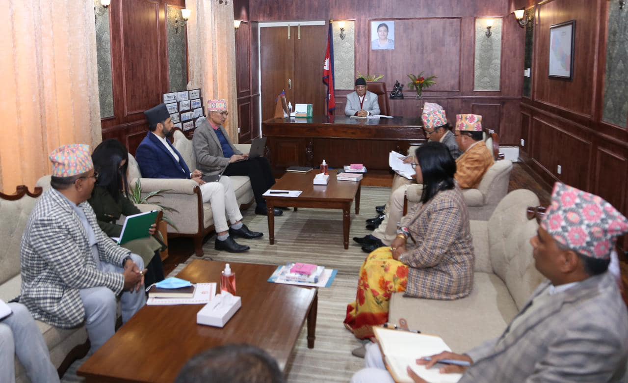 निर्वाचन आयोगका पदाधिकारीसंग प्रचण्डको छलफल