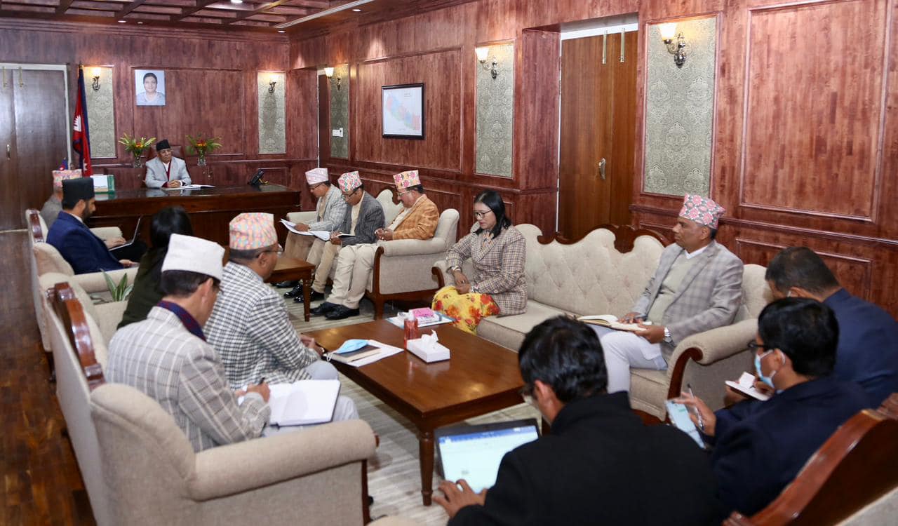 निर्वाचन आयोगका पदाधिकारीसंग प्रचण्डको छलफल