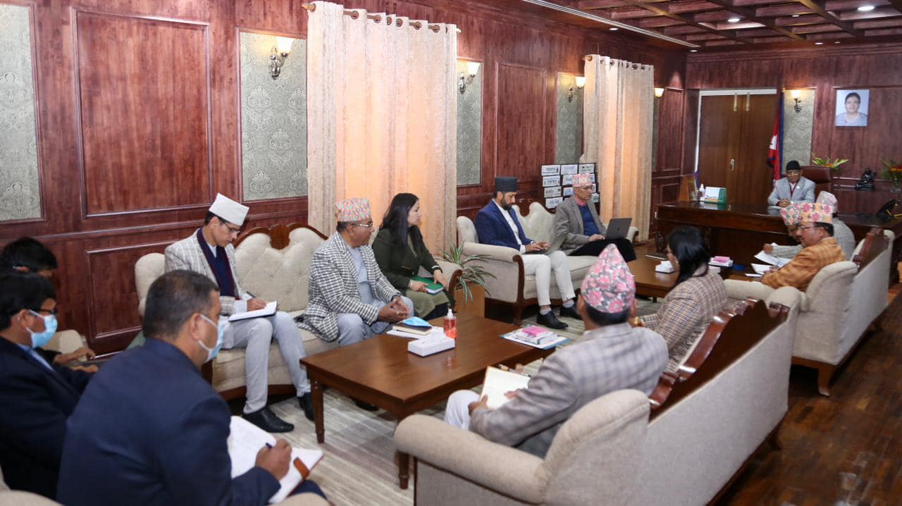 निर्वाचन आयोगका पदाधिकारीसंग प्रचण्डको छलफल