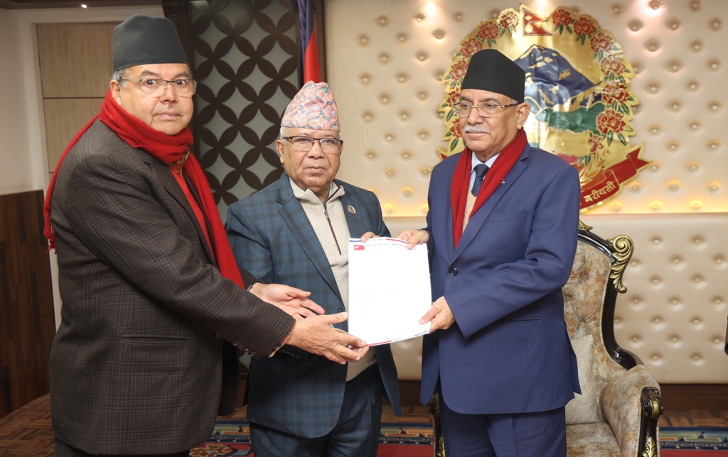 प्रचण्ड, माधव नेपाल र झलनाथ खनाल