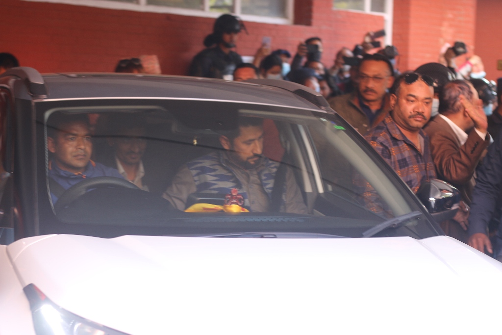 रवि लामिछानेले लिए नेपाली नागरिकताको प्रमाणपत्र