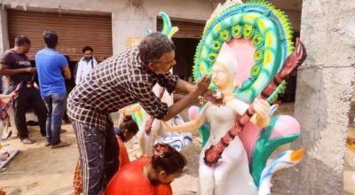 सरस्वतीको मूर्तिमा सीप निखार्दै