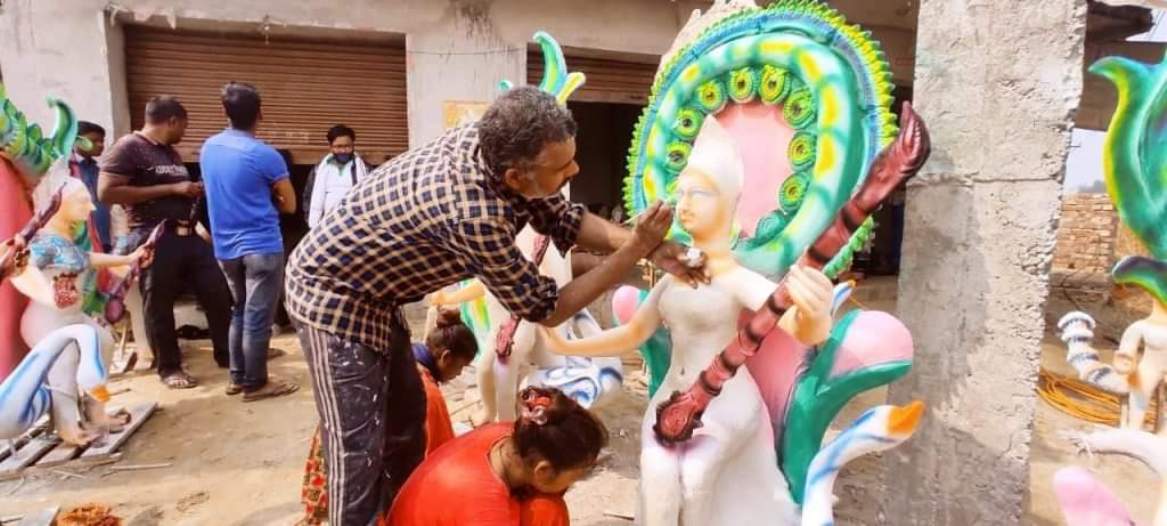 सरस्वतीको मूर्तिमा सीप निखार्दै