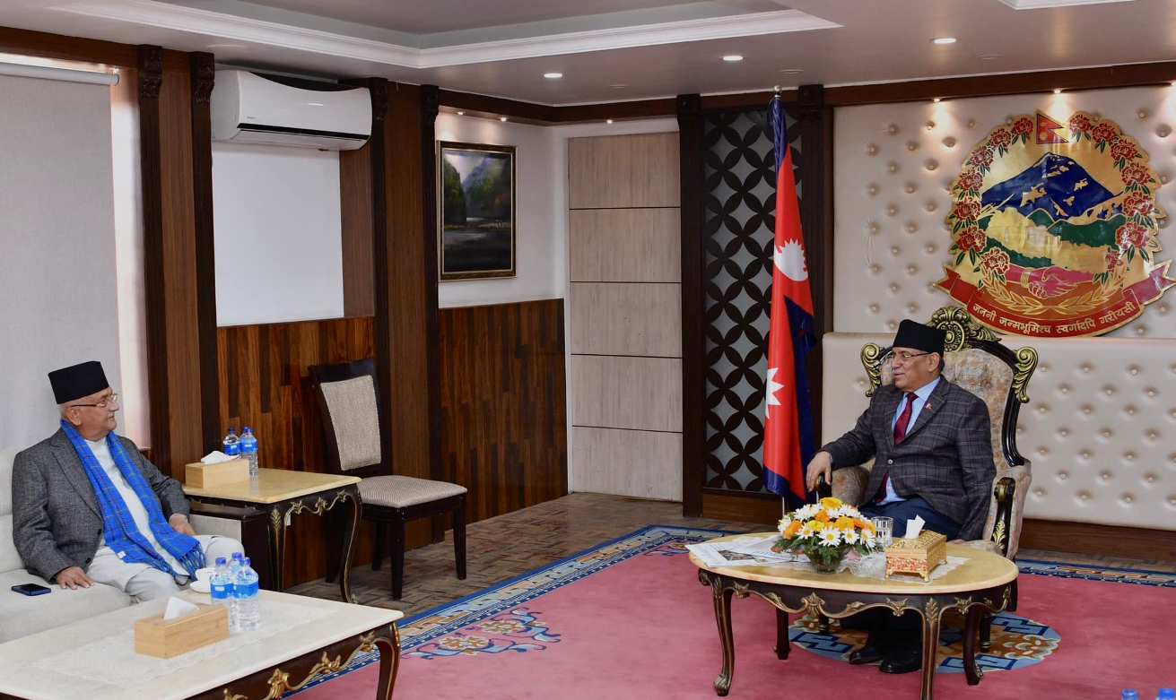 प्रधानमन्त्री प्रचण्ड र एमाले अध्यक्ष ओली बालुवाटारमा