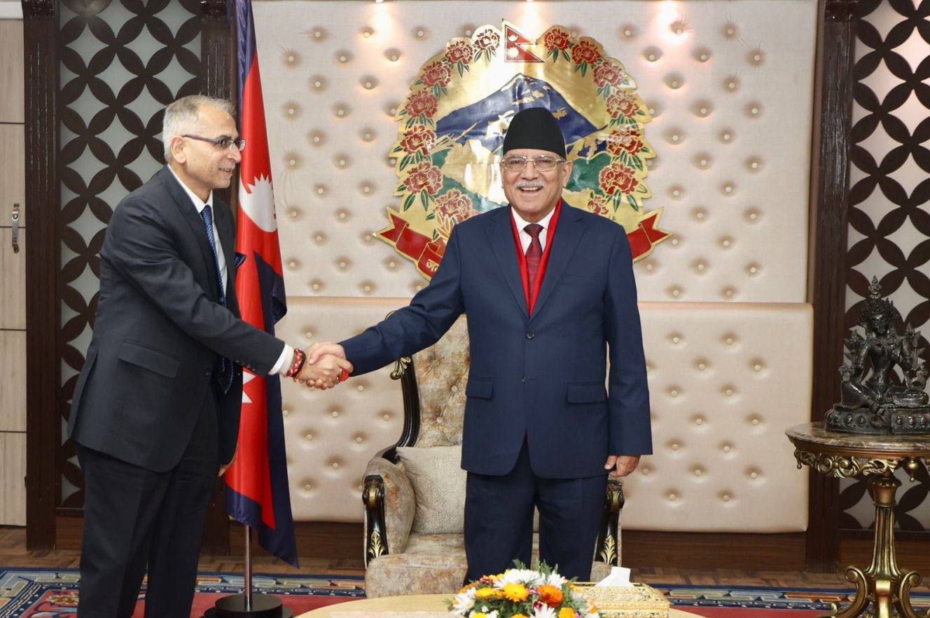 प्रधानमन्त्री प्रचण्ड र विनयमोहन क्वात्रा