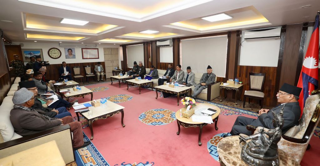 प्रधानमन्त्री प्रचण्ड सचेतकहरुसंग