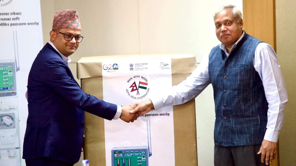 पद्म गिरी र नवीन श्रीवास्तव