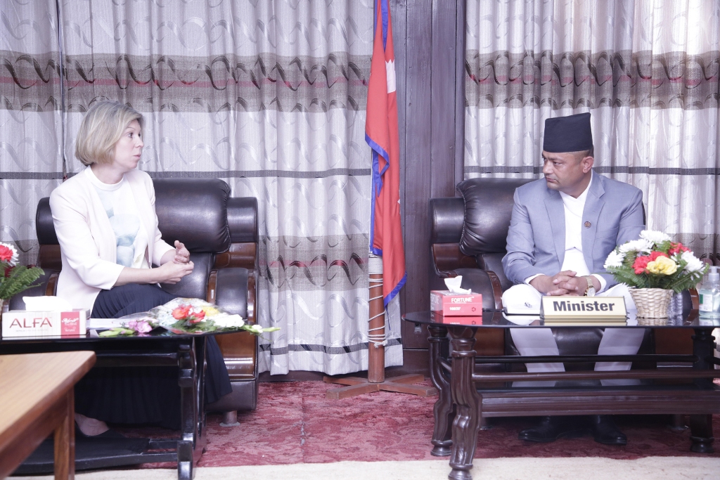 स्वास्थ्यमन्त्री गिरी र बेलायतकी राजदूत