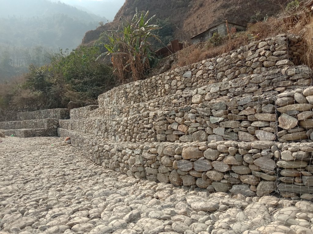 नदीमा तटबन्ध