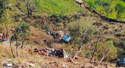 ग्यास सिलिन्डर बोकेर ट्रक दुर्घटना