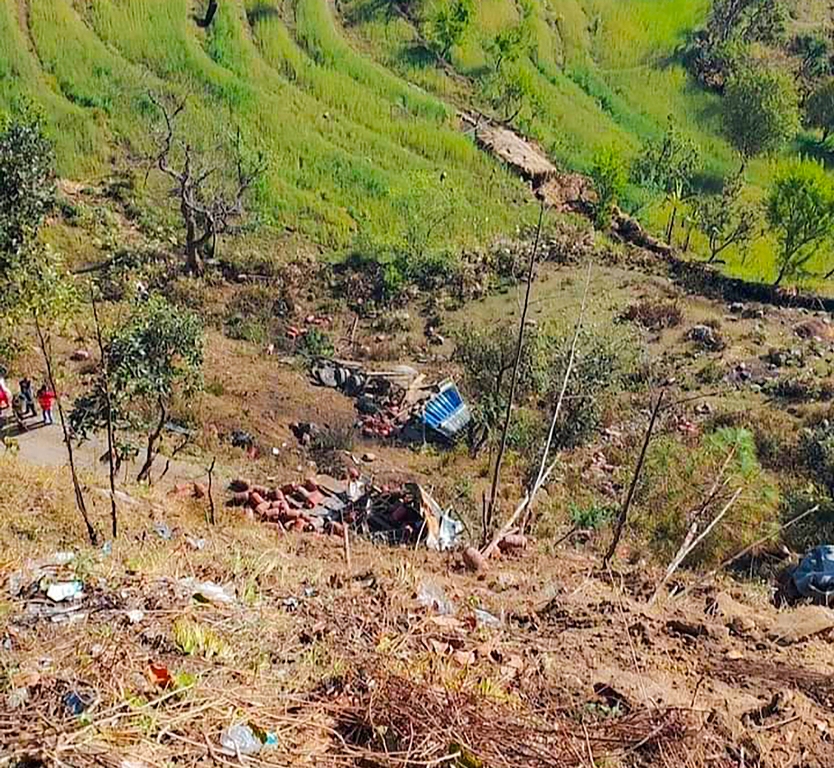 ग्यास सिलिन्डर बोकेर ट्रक दुर्घटना