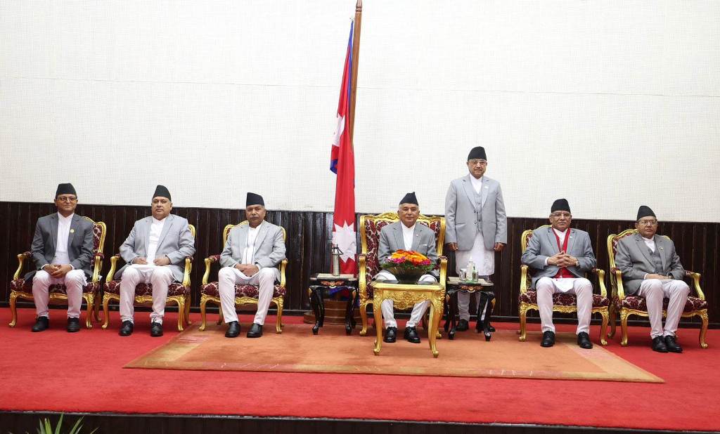 मन्त्रीहरुको सपथ 