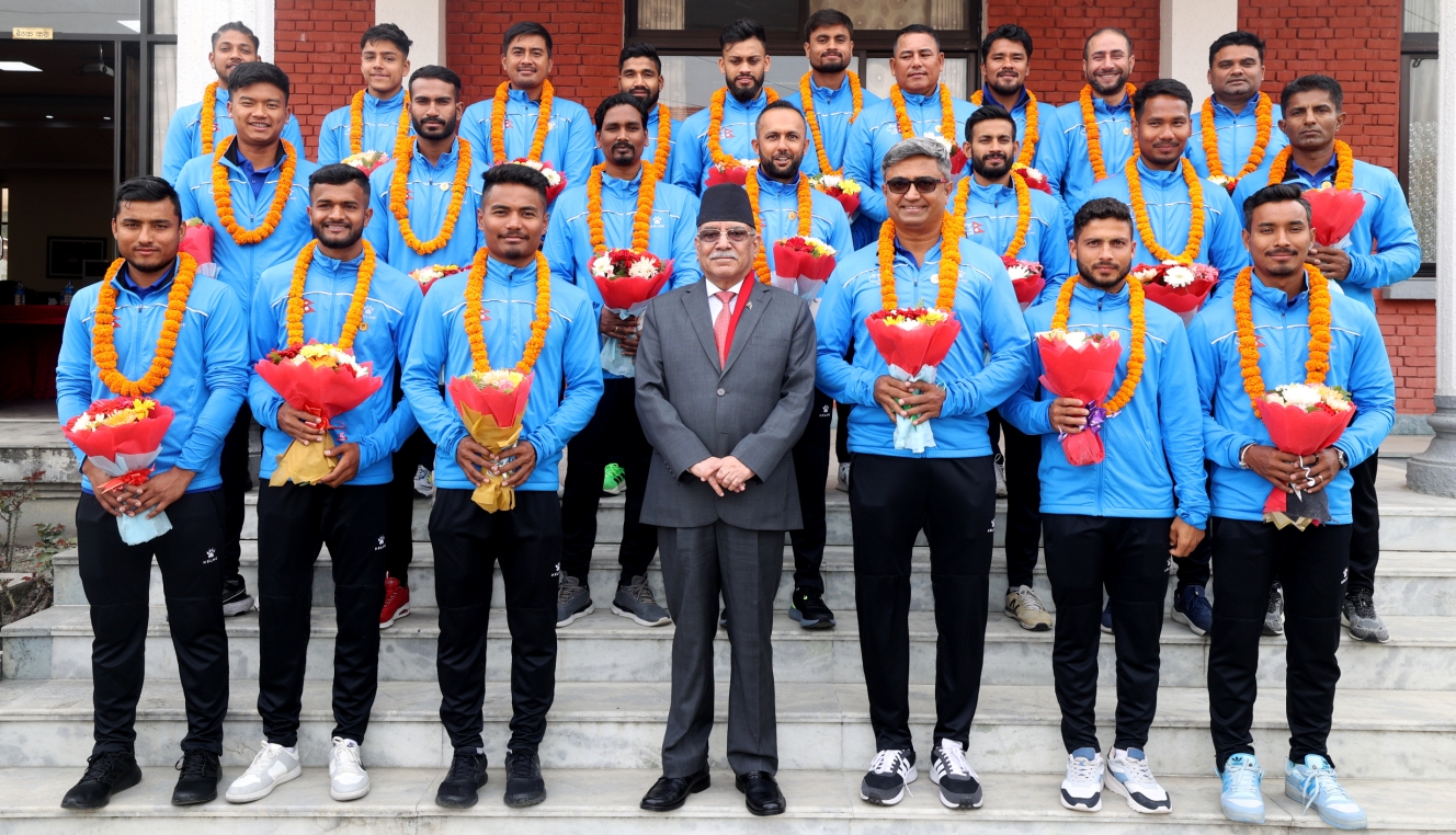 प्रधानमन्त्री प्रचण्ड क्रिकेट खेलाडीसंग बालुवाटार