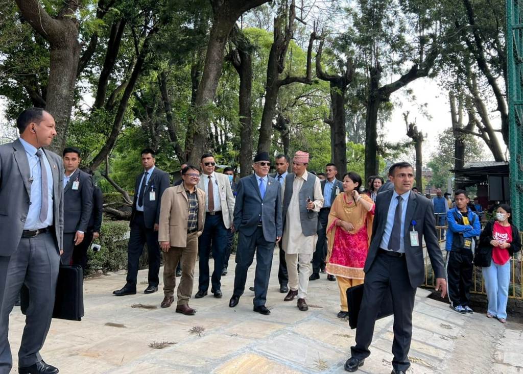 प्रचण्डद्वारा चिडियाखानाको अवलोकन