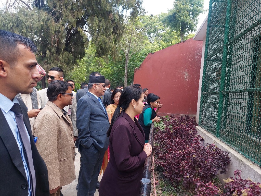 प्रचण्डद्वारा चिडियाखानाको अवलोकन