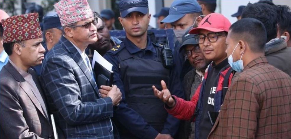 सरकारी प्रतिनिधि र मिटर ब्याज पीडित