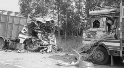 दुईवटा ट्रक ठोक्किँदा