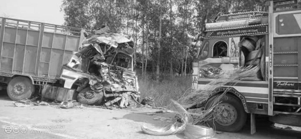 दुईवटा ट्रक ठोक्किँदा