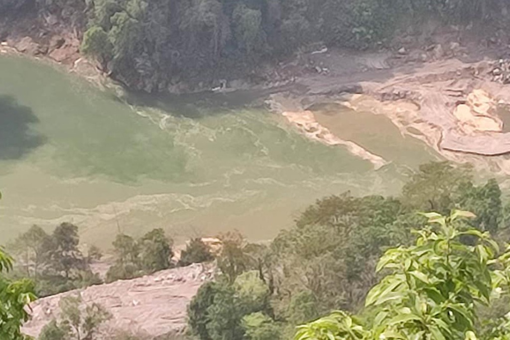 अरुण नदी पुरै थुनियो