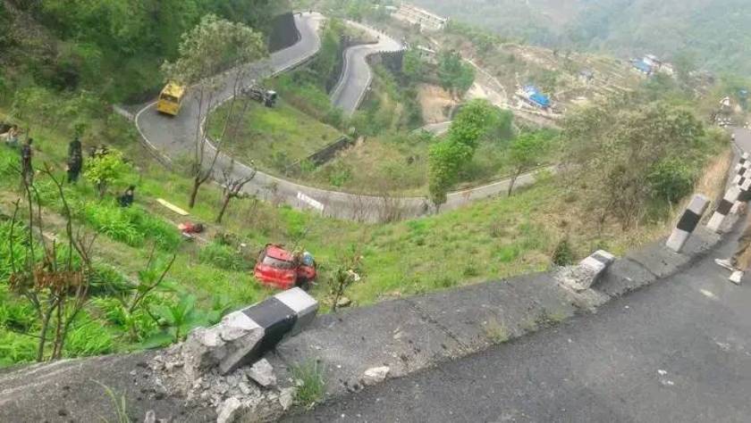 सिन्धुलीमा कार दुर्घटना