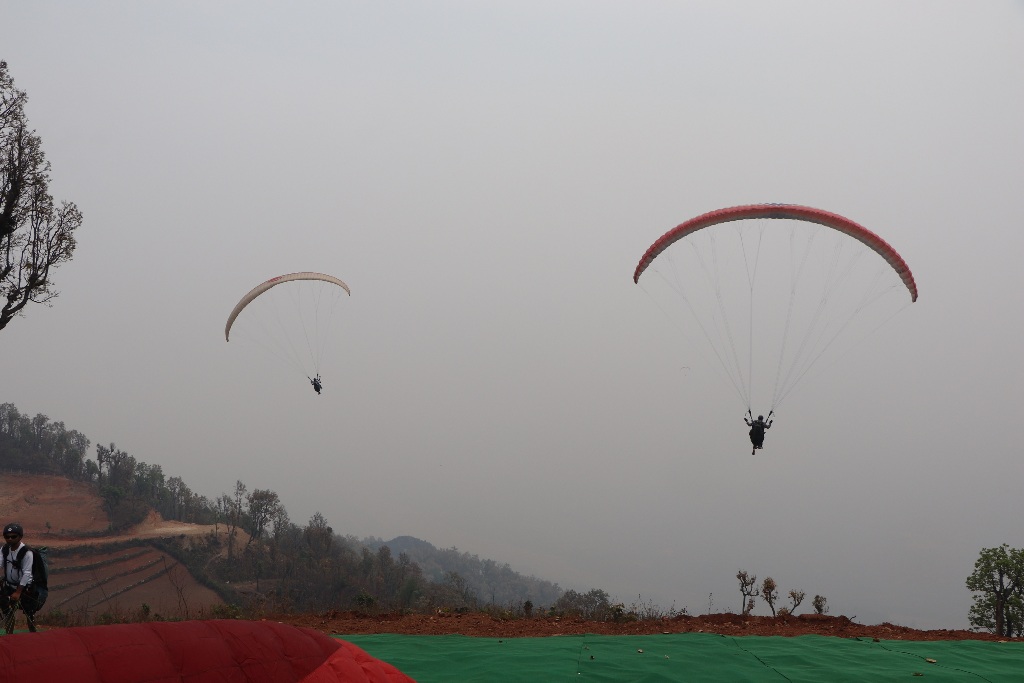 चितवनमा प्याराग्लाइडिङ