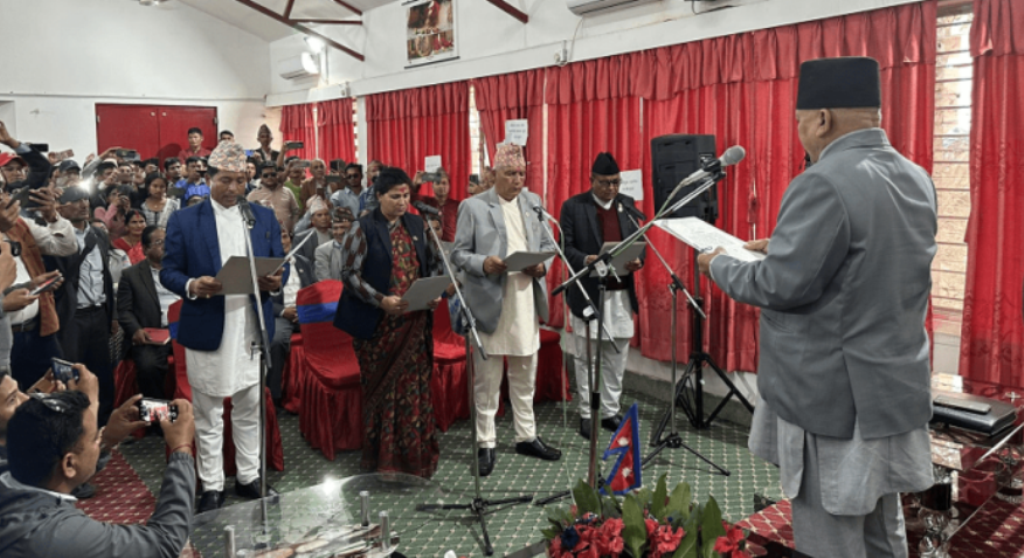 चार मन्त्रीले लिए शपथ