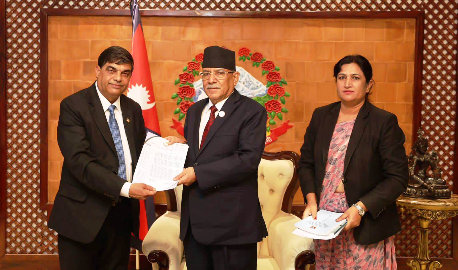 प्रधानमन्त्री प्रचण्ड बारका पदाधिकारीसंग