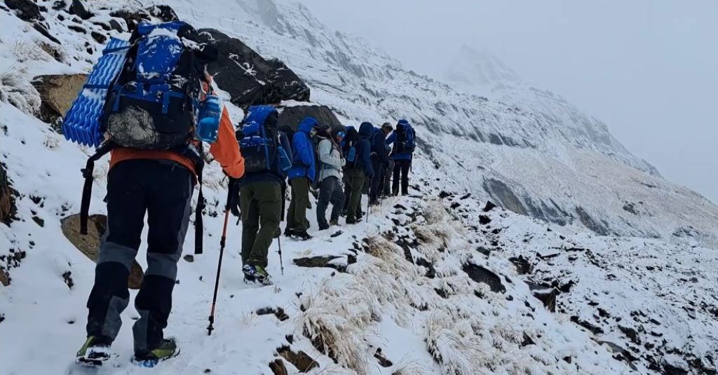 सेनाको हिमाल सफाइ टोली अन्नपूर्ण हिमालमा