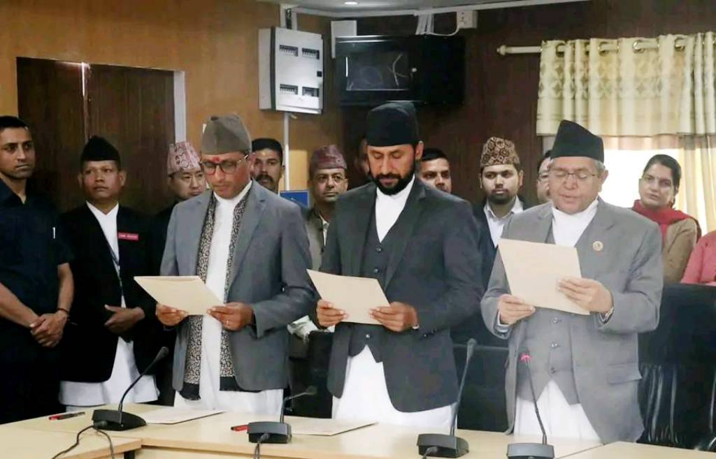 रवि लामिछाने र डा. स्वर्णिम वाग्ले सपथ